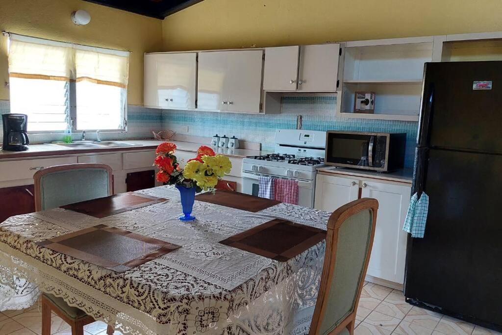 Conveniently Located, Quiet & Amp; Comfortable Christiansted Extérieur photo